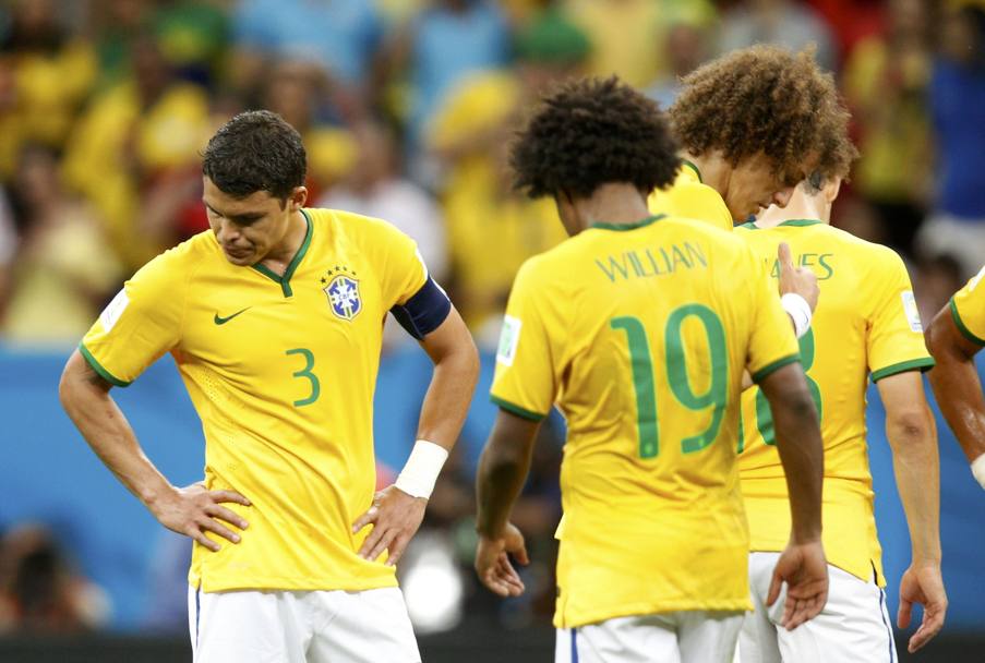 Brasile-Olanda. Thiago Silva, Willian e David Luiz a testa bassa,  l&#39;immagine dell&#39;ennesimo disastro, la Seleao ha perso 3-0 la finale per il terzo posto. Action Images